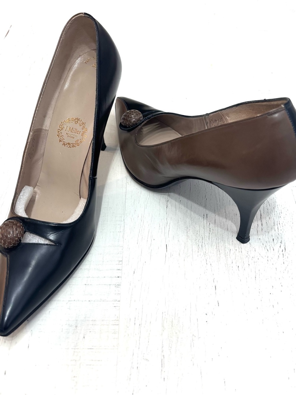 Vintage I. Miller 1950-60 Black Pointed Leather Pumps with Brown Button Accent - Picture 2 of 16
